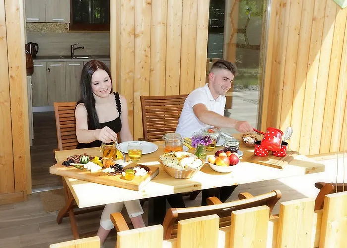 Honey Paradise Glamping شقة Dobova